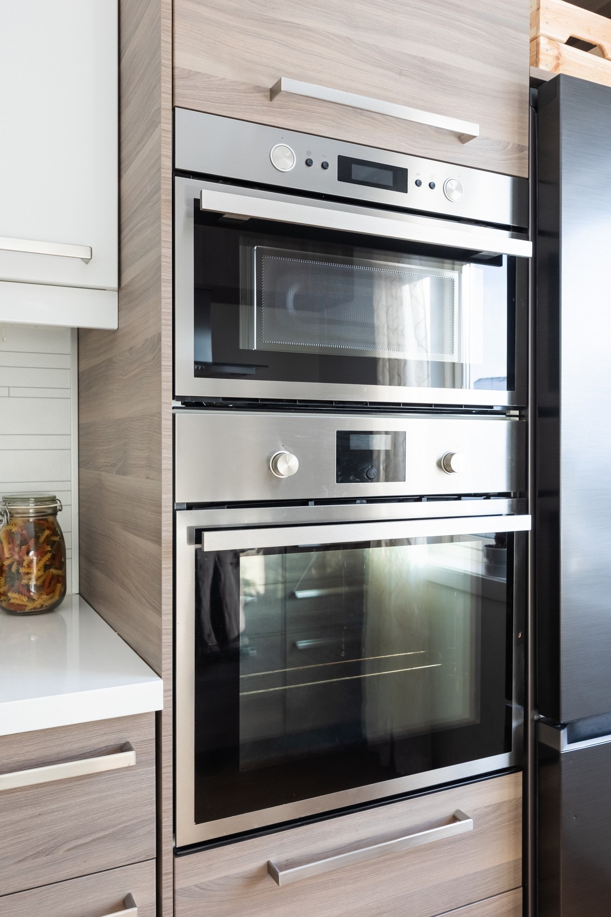 Kjøkkenet er utstyrt med integrerte hvitevarer som induksjonstopp, micro, komfyr og oppvaskmaskin, samt et frittstående kjøleskap. Galleribilde