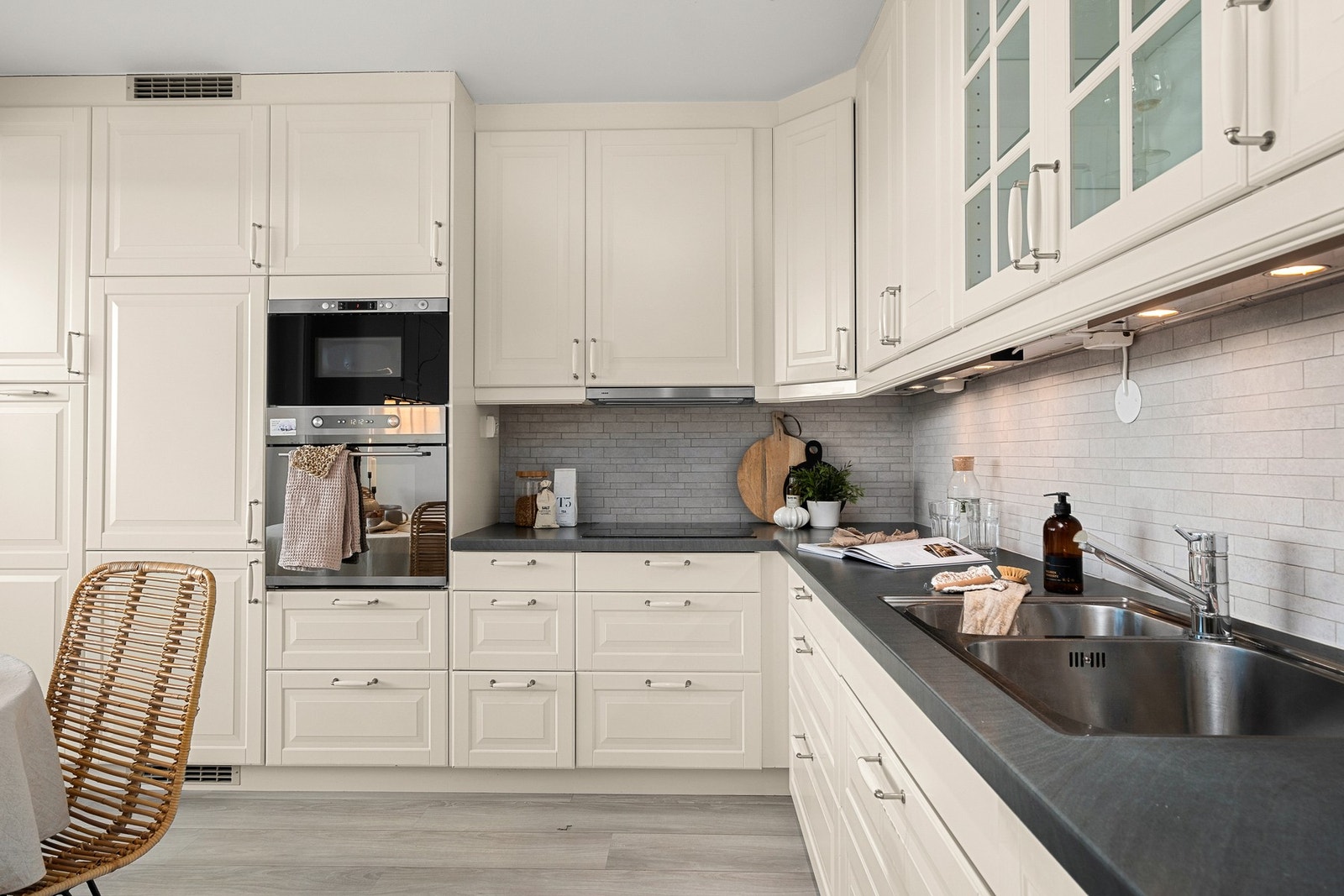 Her er det rikelig med skap- og benkeplass. Galleribilde