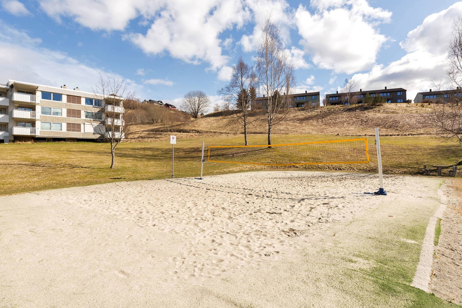 Borettslaget har egen sandvolleyballbane like i nærheten av leiligheten. Galleribilde