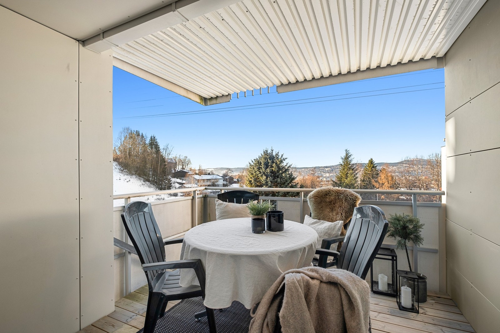 Fra kjøkkenet er det utgang til boligens balkong som er på hele 9 kvm. Galleribilde