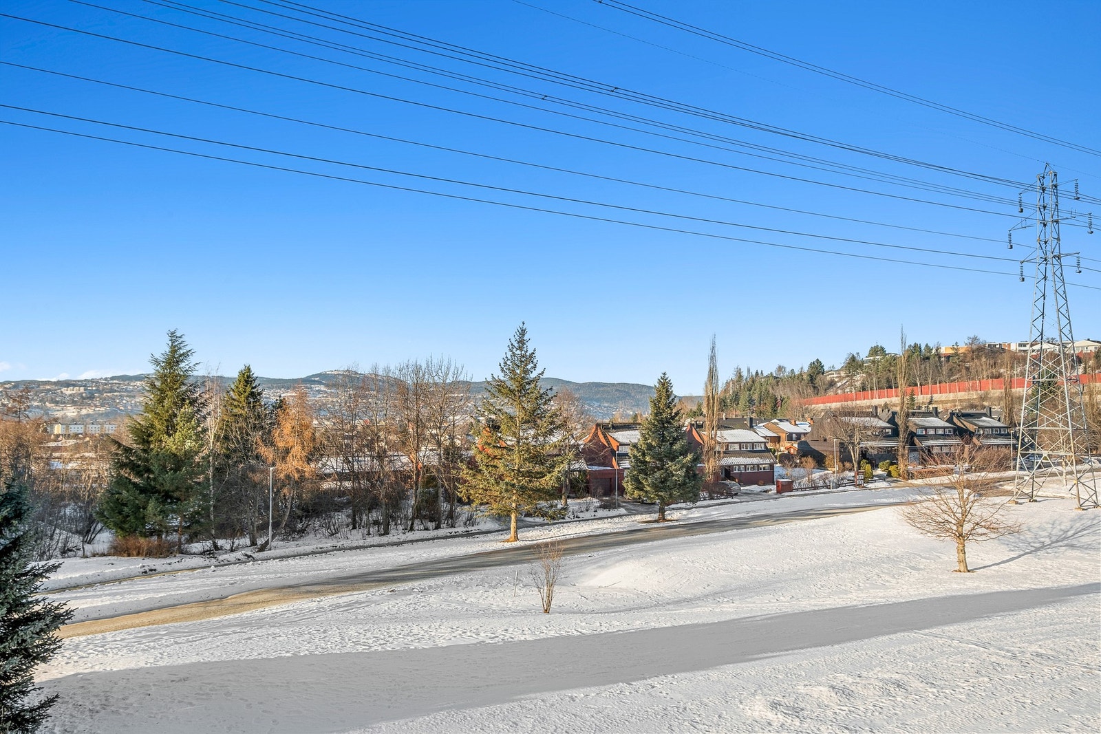 Mye luft mellom lavblokkene og de grønne frodige omgivelsene gjør dette til en av byens peneste borettslag. Galleribilde