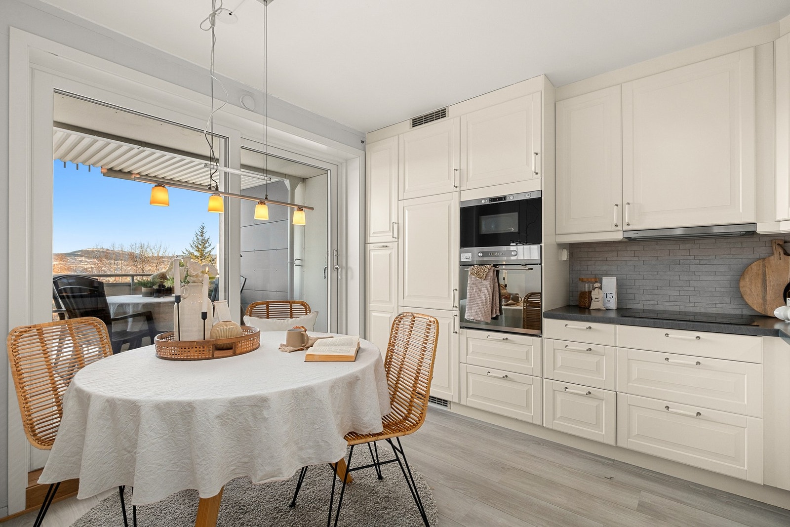 Pent og lyst kjøkken på 9,5 kvm. Galleribilde