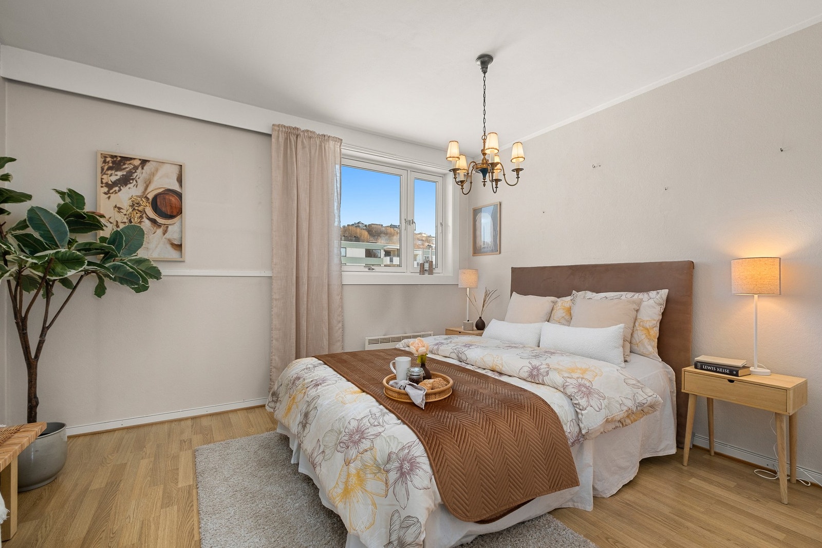 Hovedsoverom på 12 kvm, leiligheten har totalt 3 soverom. Galleribilde