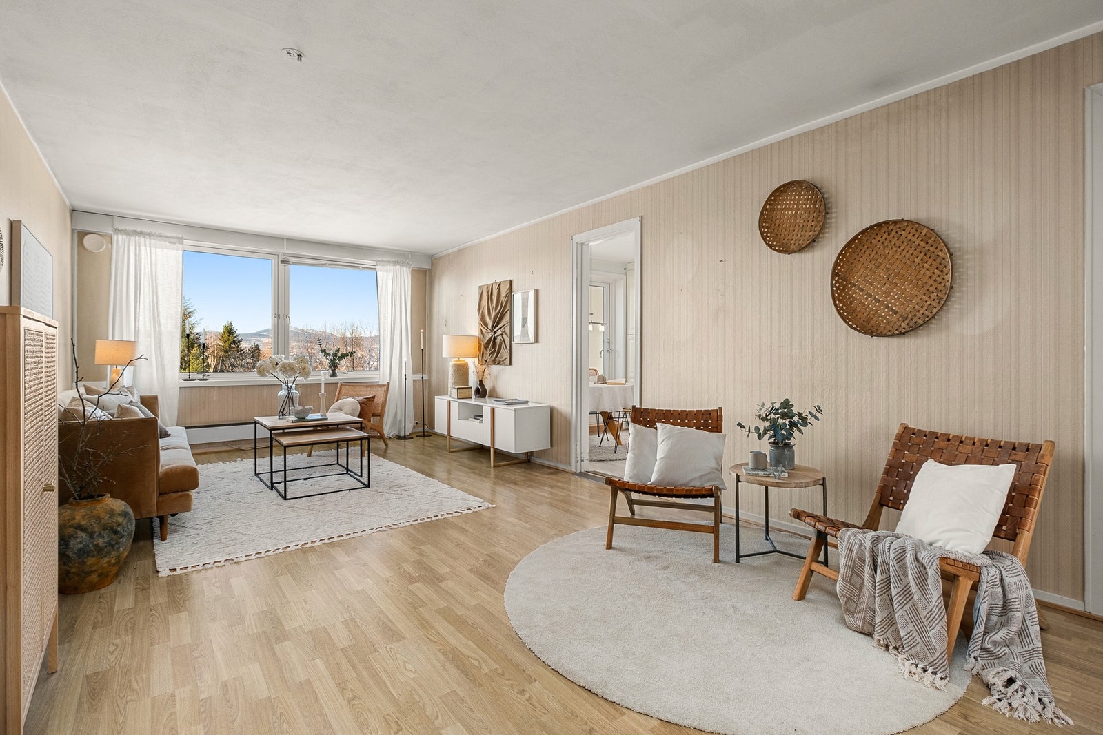 De store vindusflatene bidrar til rikelig med naturlig lysinnslipp. Galleribilde