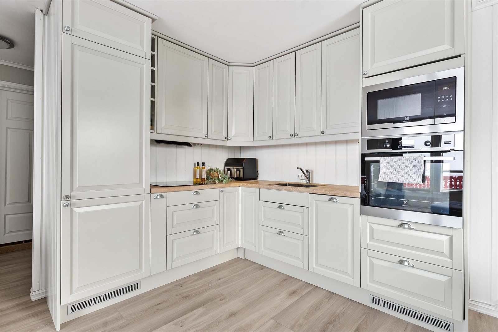 Det er montert kjøkkenventilator med avtrekk ut Galleribilde