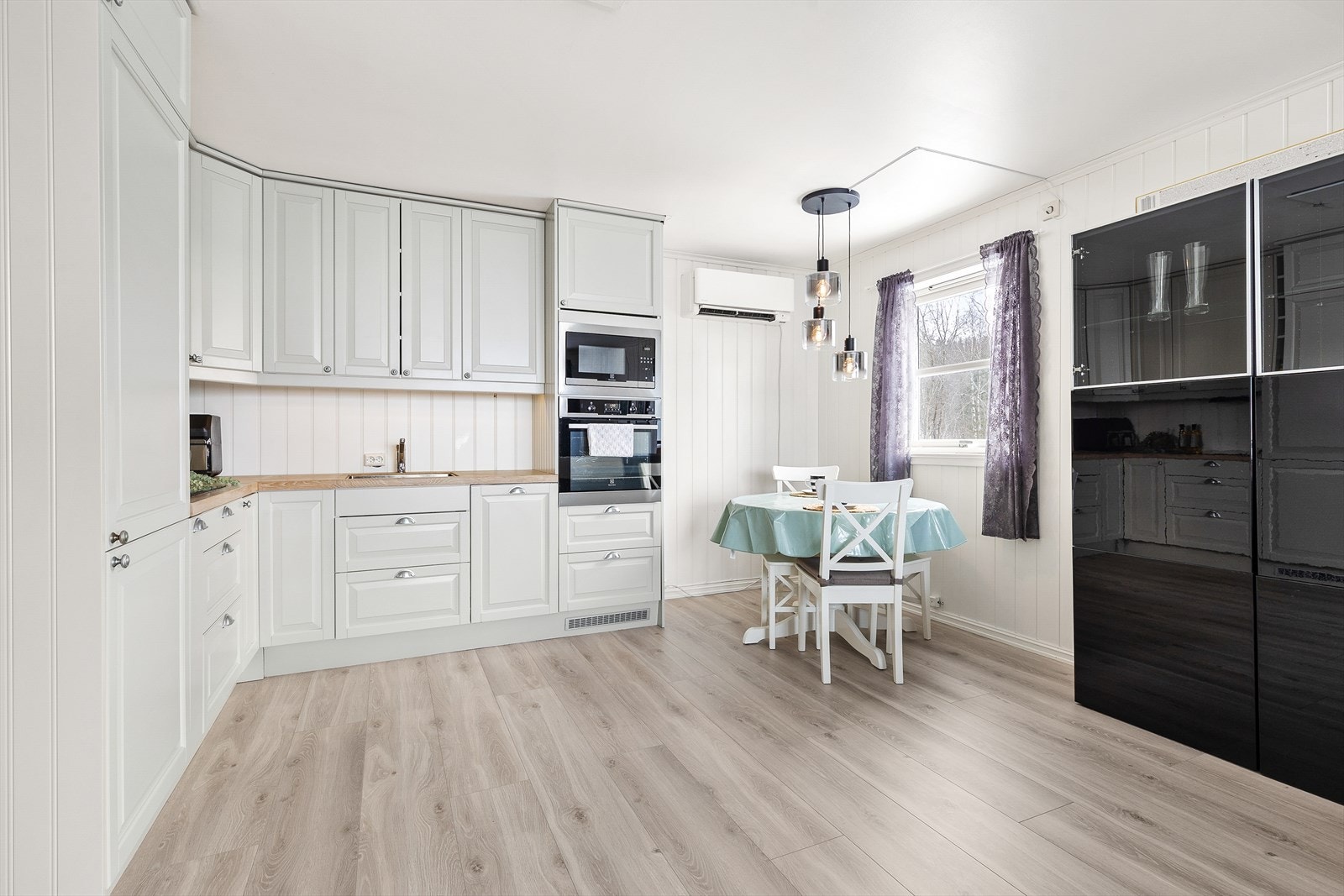 Nyere kjøkken fra 2024 med integrerte hvitevarer Galleribilde