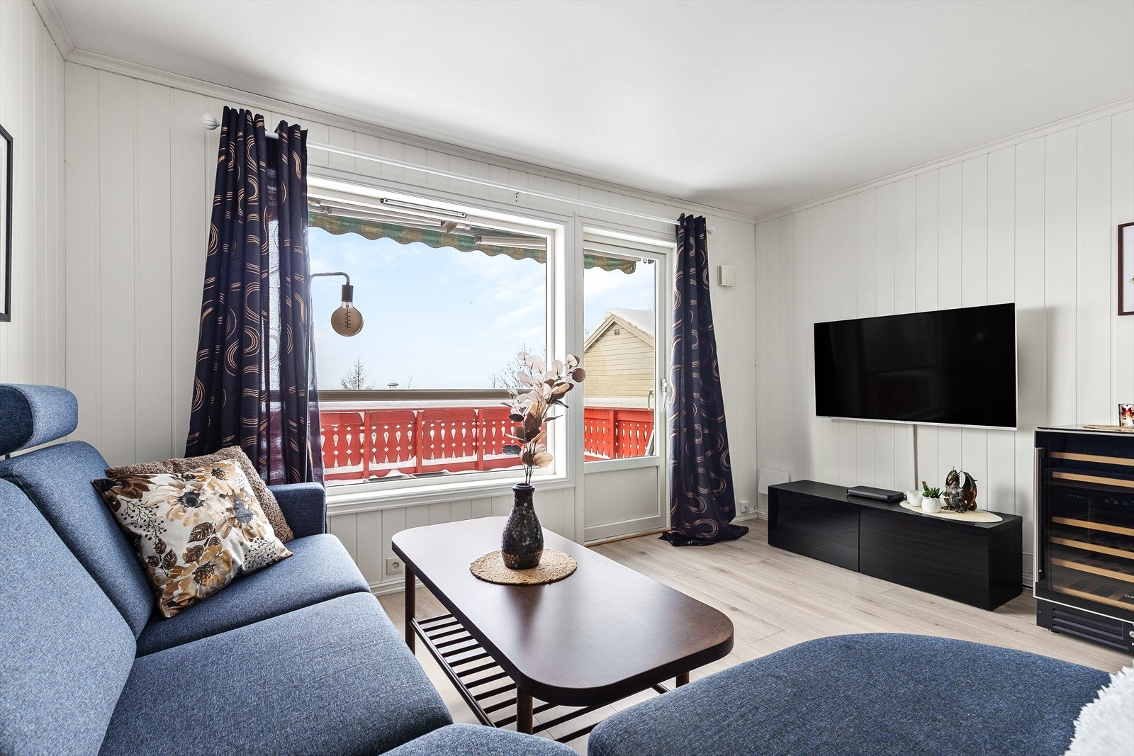 Stuen har fin plass til sofagruppe med tilhørende møblement Galleribilde