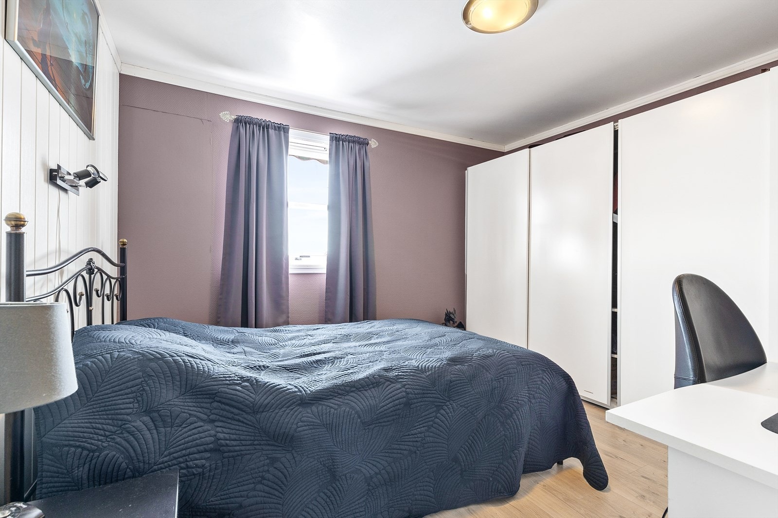 Soverommet er av god størrelse med skyvedørsgarderobe Galleribilde