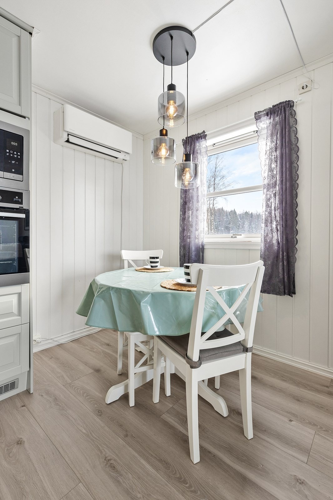 Fin plass til spisebord ved kjøkkenet Galleribilde