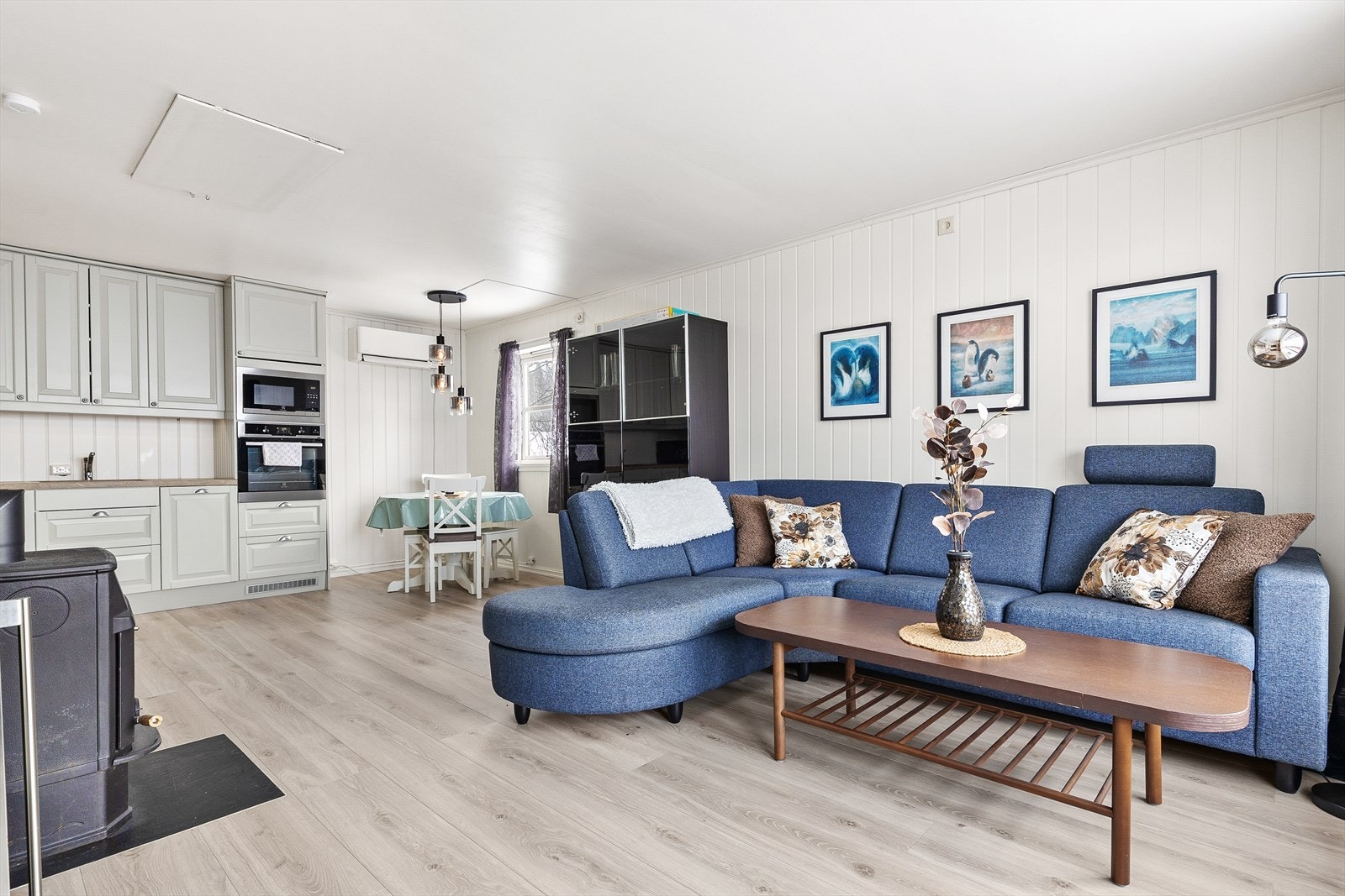 Leiligheten har lyse og pene overflater Galleribilde