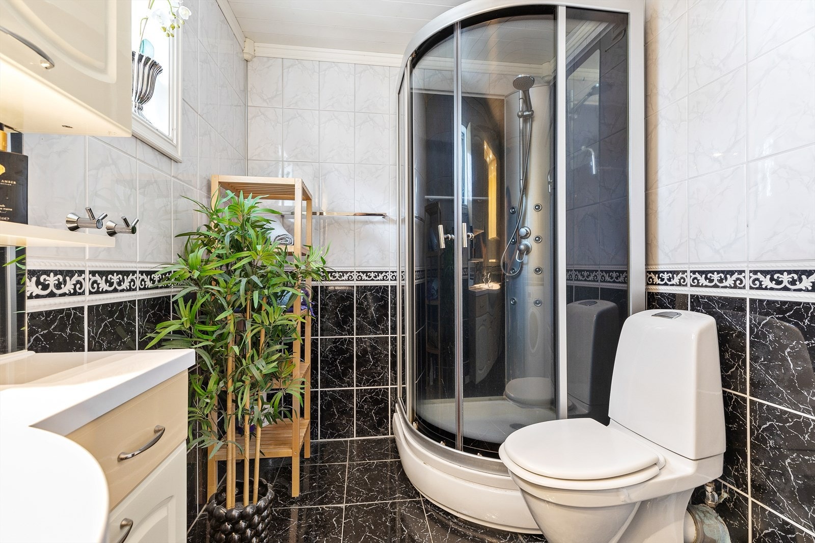 Rommet er innredet med innredning m/servant, toalett, dusjkabinett og opplegg for vaskemaskin Galleribilde