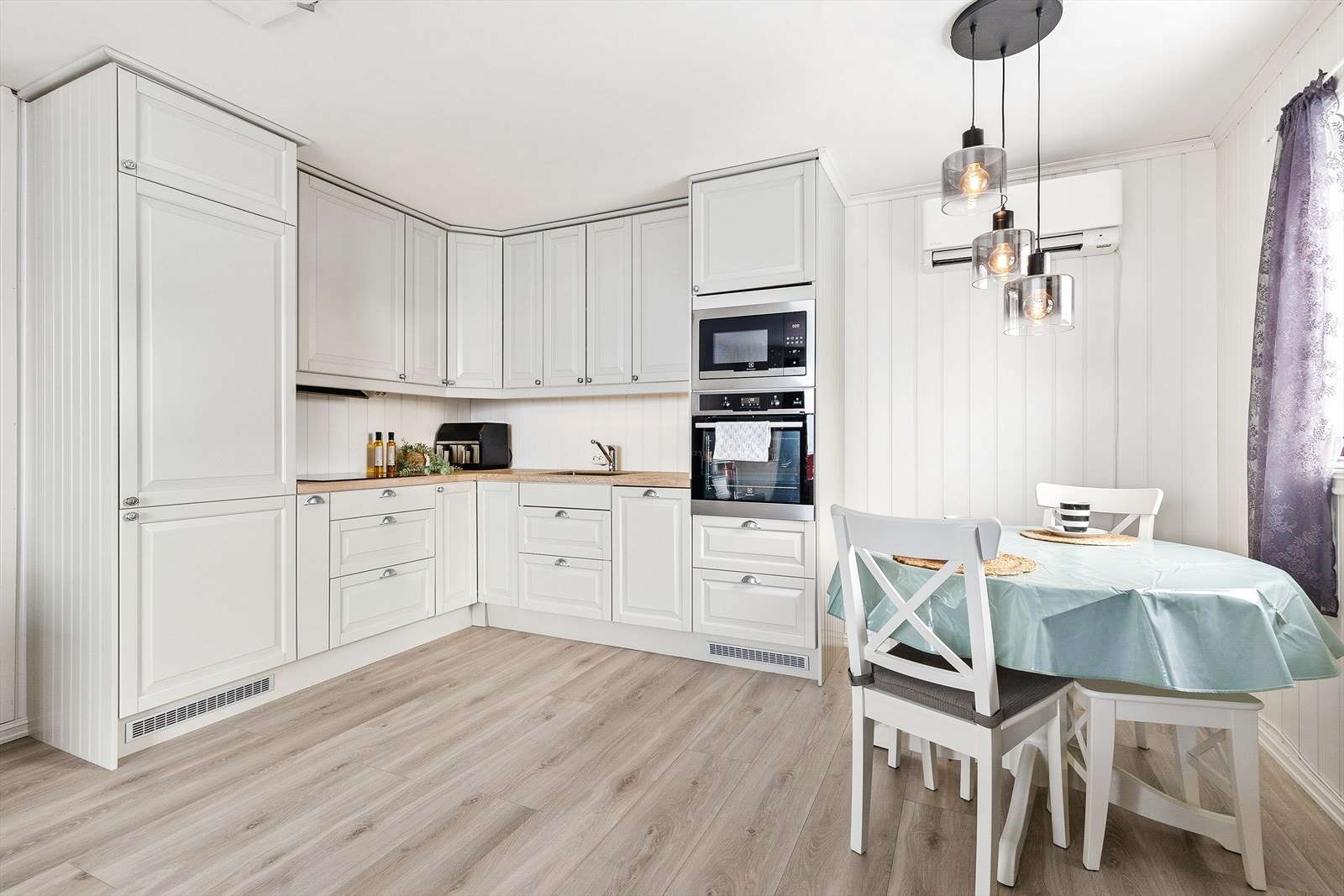 Lys innredning med profilerte fronter og benkeplate av heltre Galleribilde