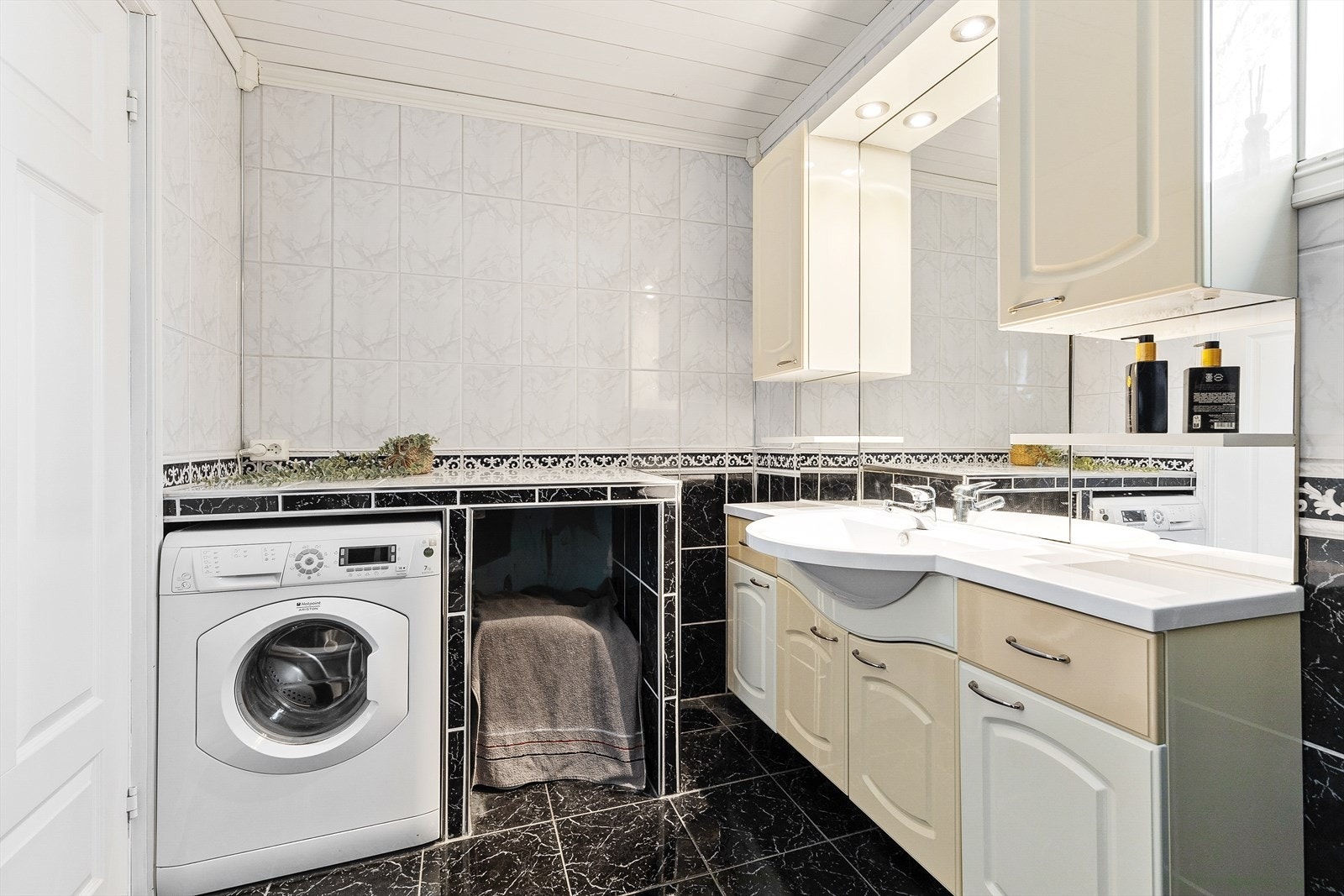 Fin nisje til vaskemaskinen med praktisk benk! Galleribilde