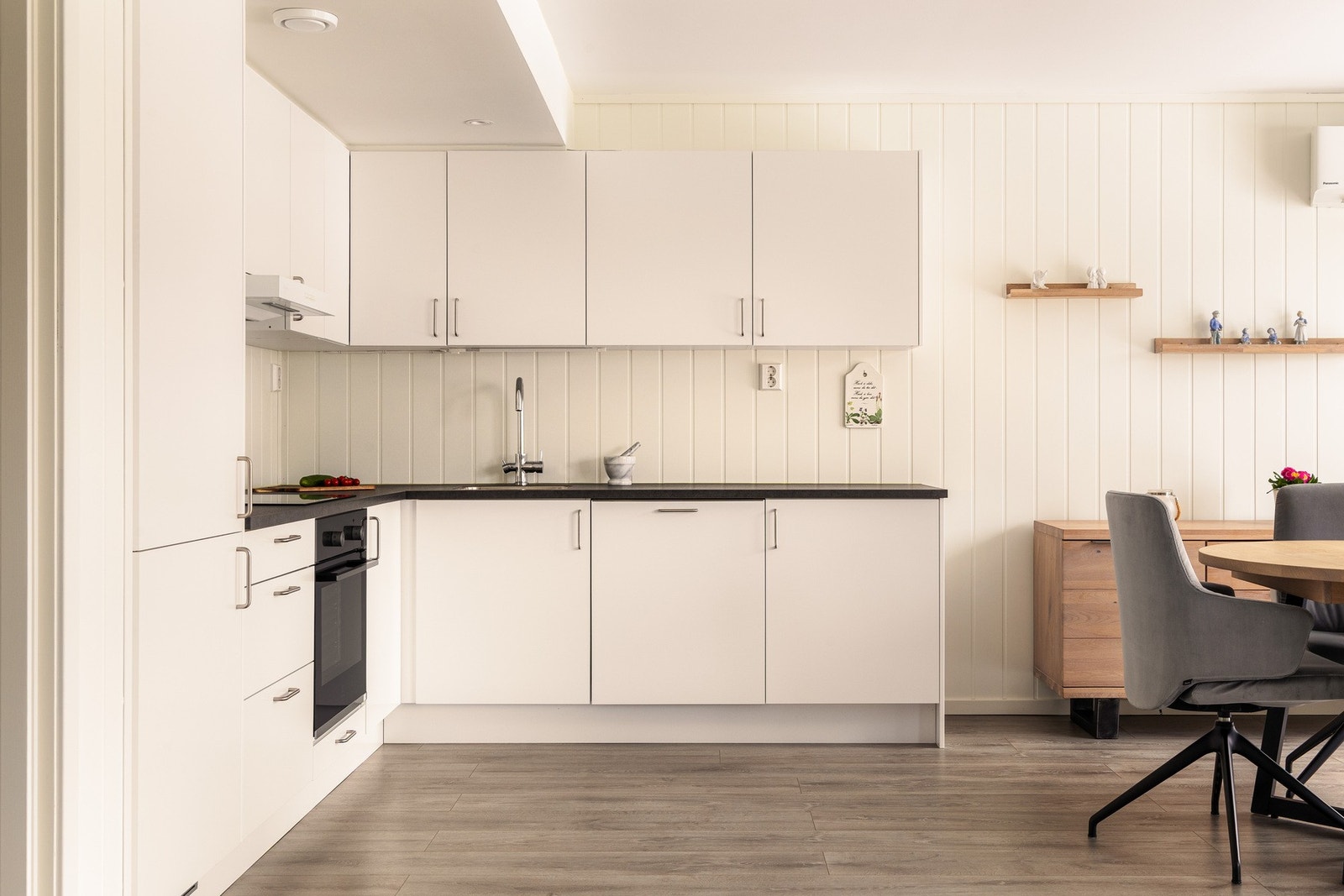 Kjøkkenet er utstyrt med integrerte hvitevarer, herunder stekeovn med induksjonstopp, kjøleskap, fryser og oppvaskmaskin. Galleribilde