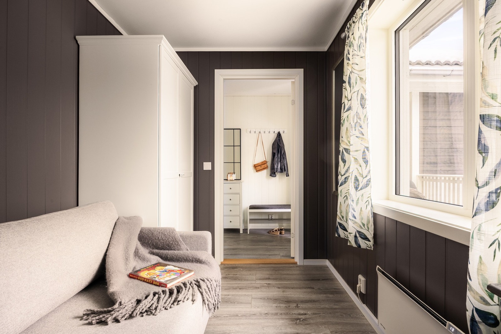 Leilighetens andre soverom egner seg godt som barnerom, gjesterom eller hjemmekontor etter behov. Galleribilde