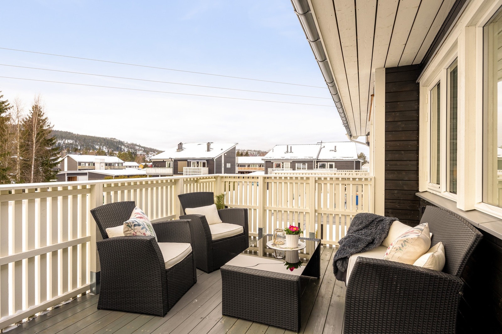 Når temperaturen stiger, utvides oppholdsrommet naturlig ut på balkongen, hvor det er god plass til både sittegruppe og grønne innslag. Galleribilde