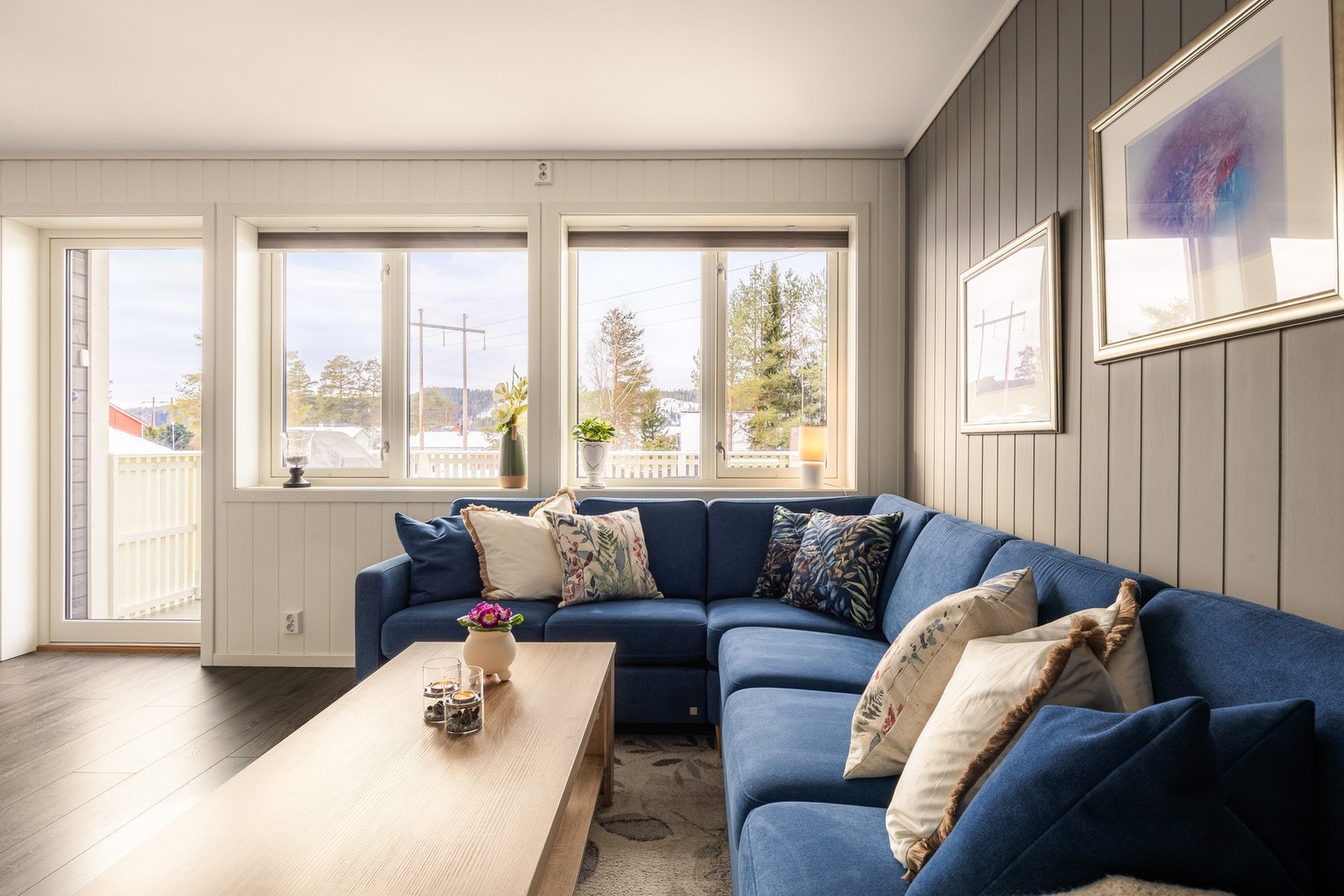 De gode lysforholdene fra vindusflatene fremhever rommets varme og innbydende preg. Galleribilde