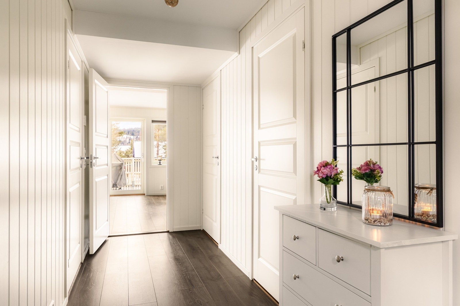 Entréen binder boligens rom sammen på en naturlig og praktisk måte. Galleribilde