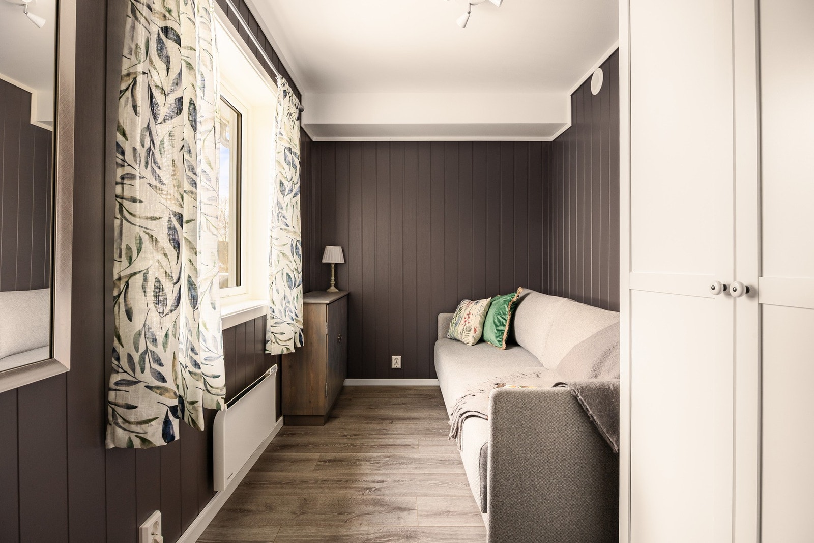 Begge rommene har plass til seng, nattbord og garderobeløsning. Galleribilde