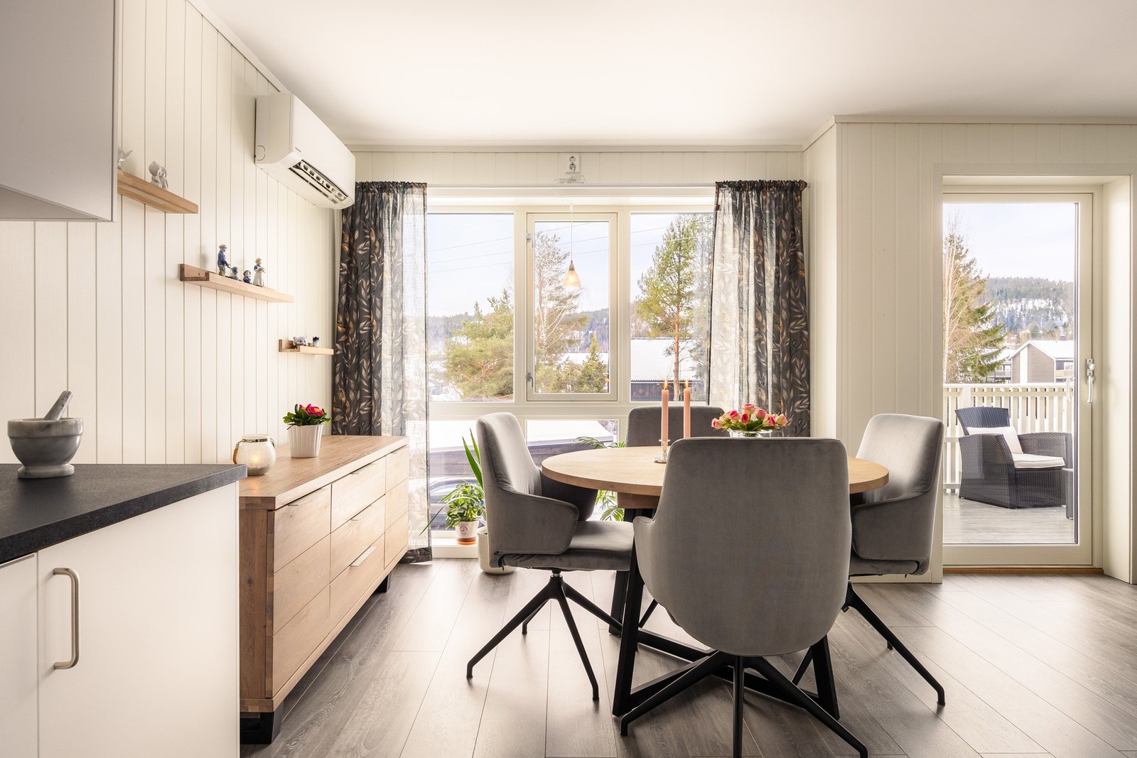 Det er montert screens på det store kjøkken/stue-vindu! Behagelig når sola står på sitt sterkeste. Galleribilde