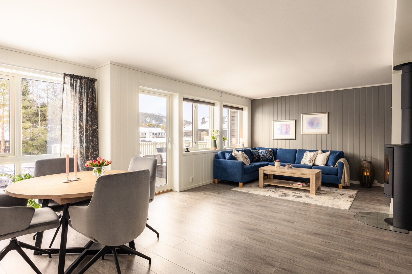 Planløsningen gir rom for både en komfortabel TV-sone og en hyggelig sitteplass, samtidig som man beholder den luftige romfølelsen. Galleribilde