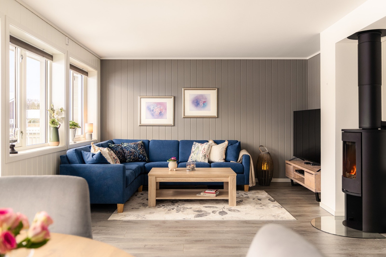 En pen og moderne 3-roms leilighet beliggende i byggets andre etasje. Galleribilde