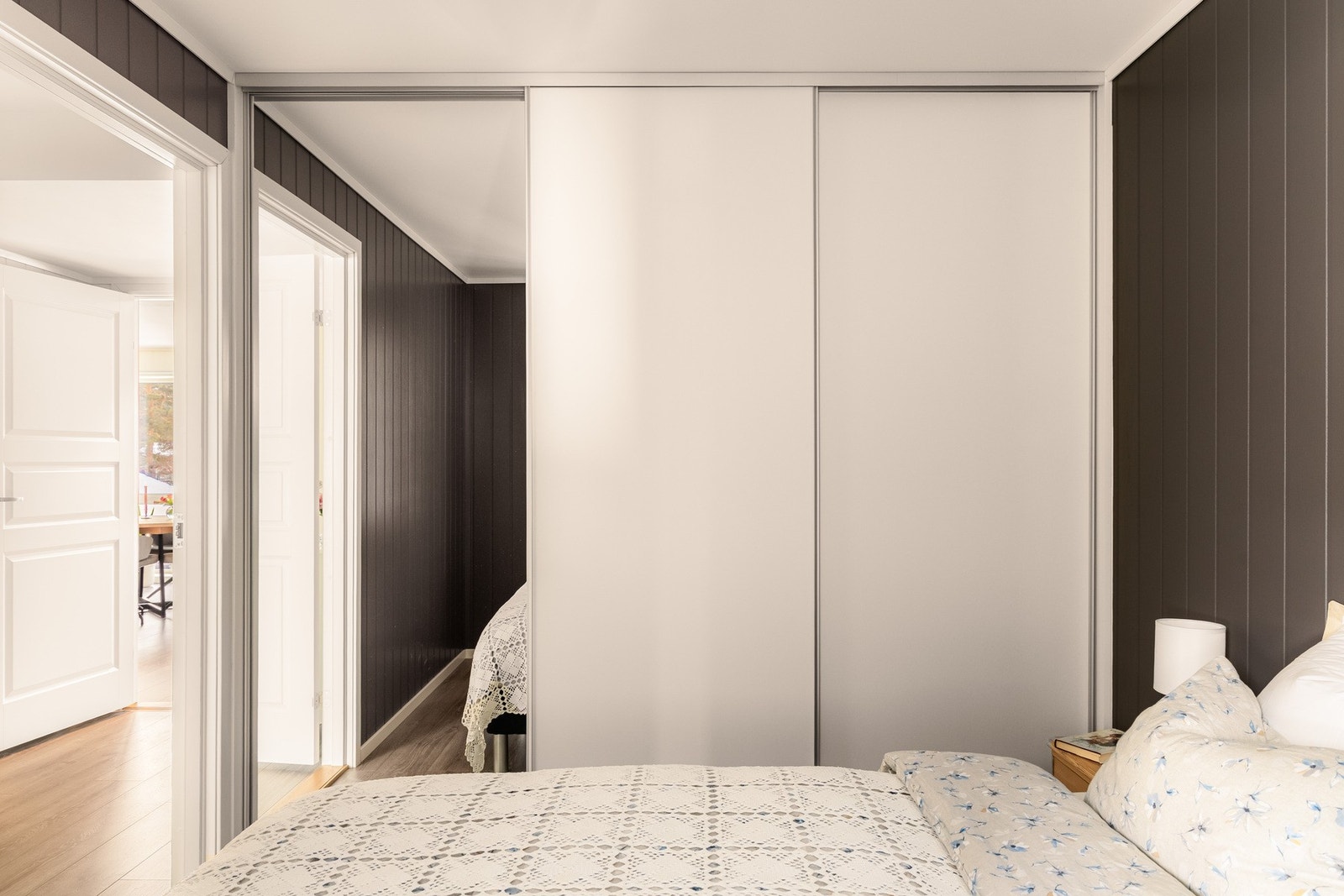 Hovedsoverommet er utstyrt med skyvedørsgarderobe som gir praktisk og plassbesparende oppbevaring. Galleribilde