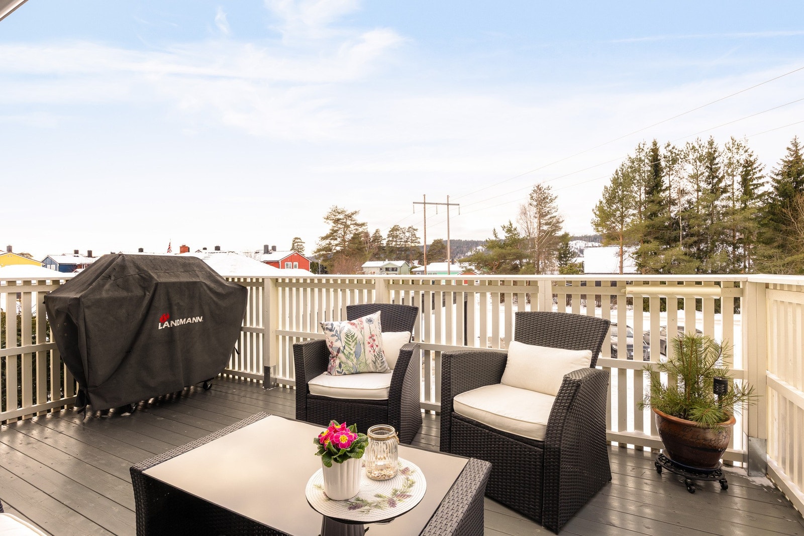 Fra stuen er det utgang til en sørvestvendt balkong på ca. 12 m² som gir gode solforhold og fin plass til utemøbler. Galleribilde