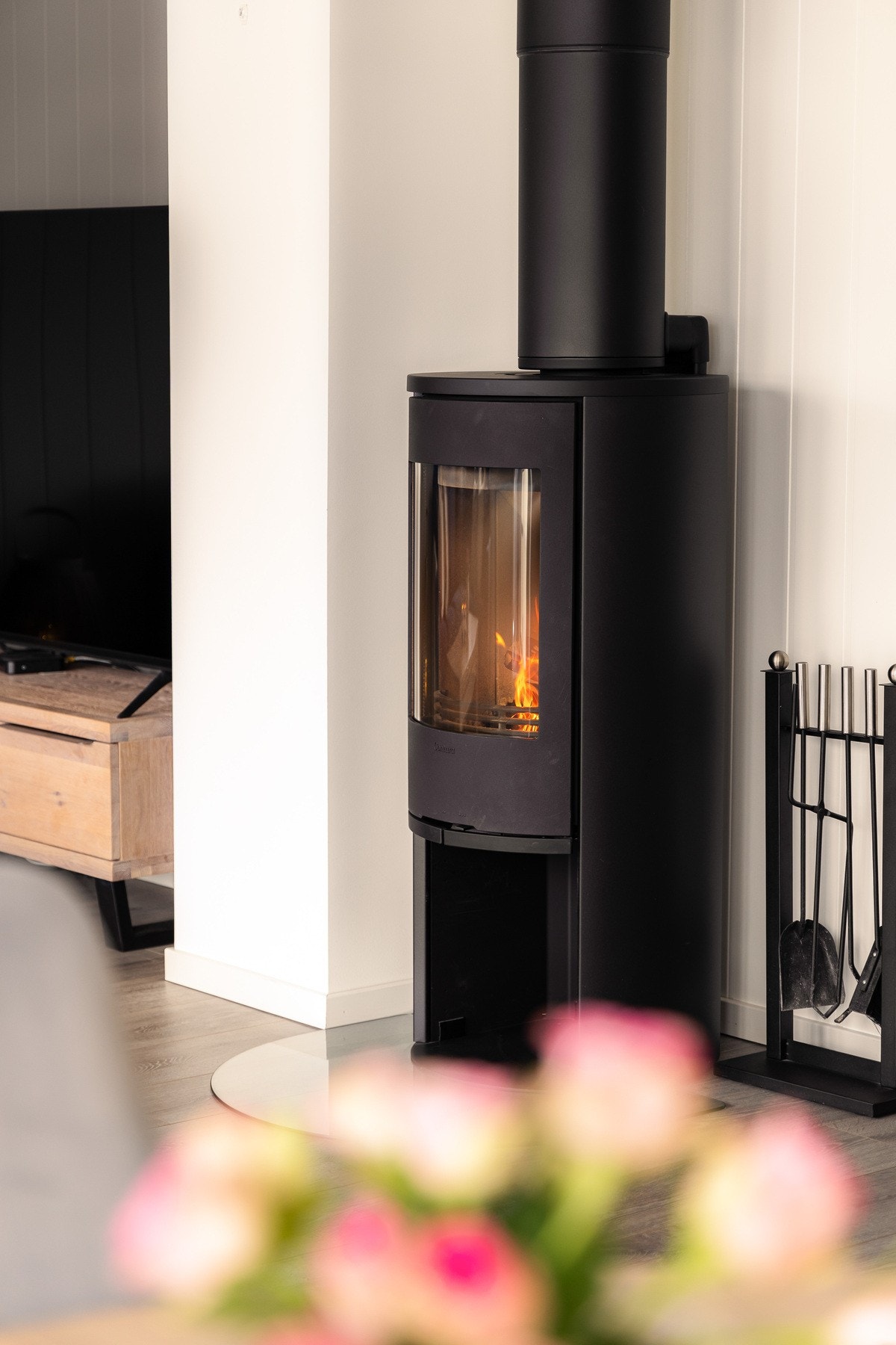 Peisovnen med glassdør skaper en lun atmosfære og gir behagelig varme på kjølige dager. Galleribilde