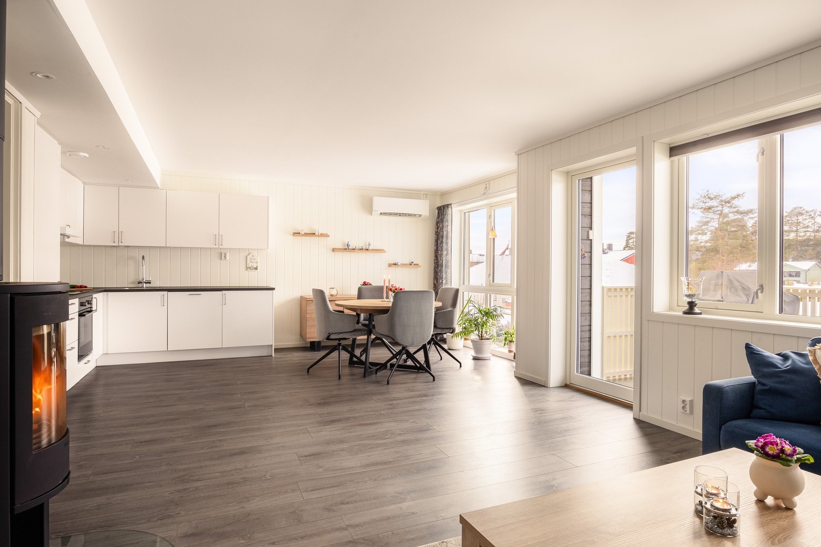 I åpen løsning mot kjøkkenet oppleves rommet sosialt og lett å innrede, med naturlige soner for både hverdag og gjester. Galleribilde