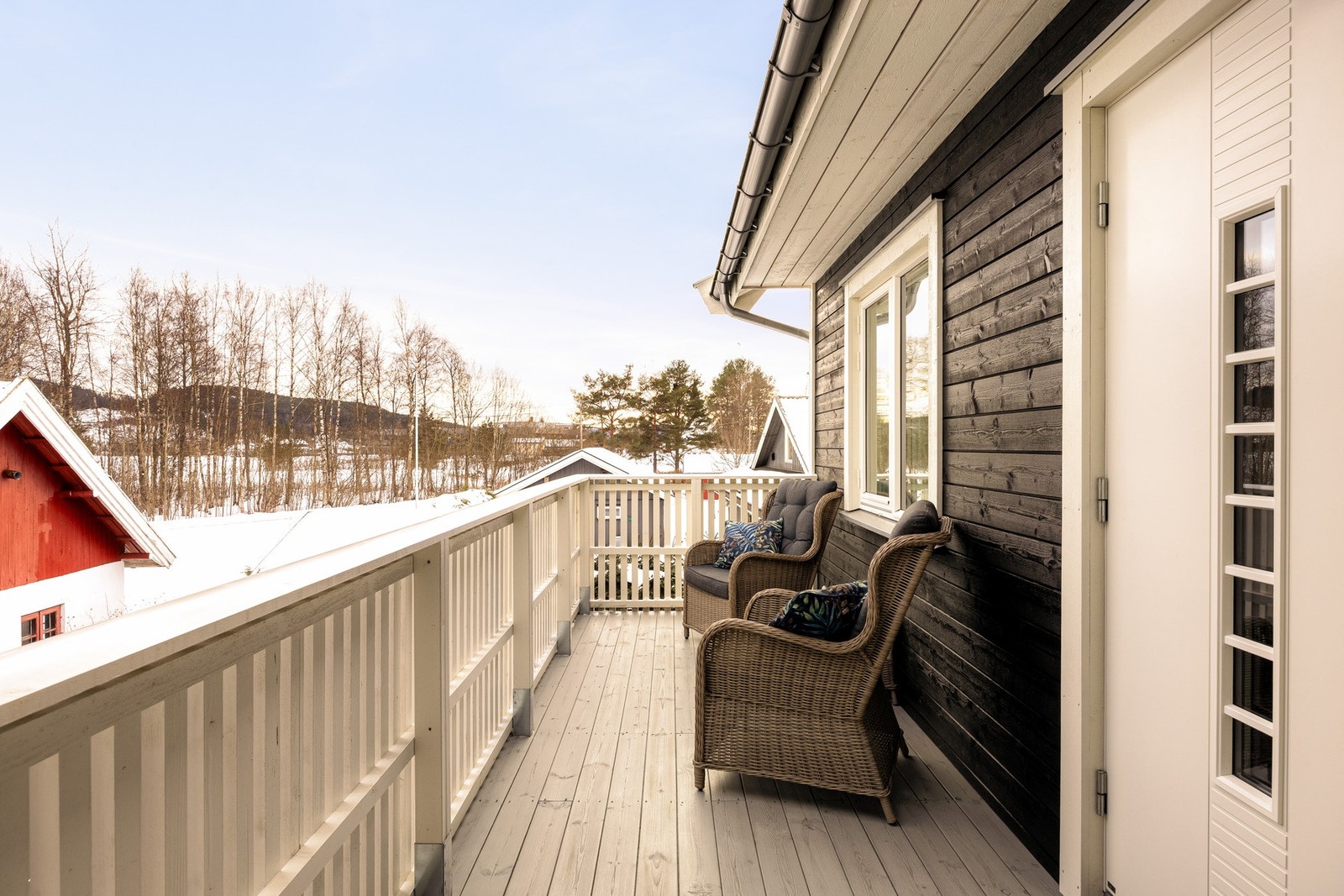 Leiligheten ligger i byggets andre etasje og har adkomst via felles utvendig trapp og svalgang. Ekstra isolert bod ved inngangen! Galleribilde