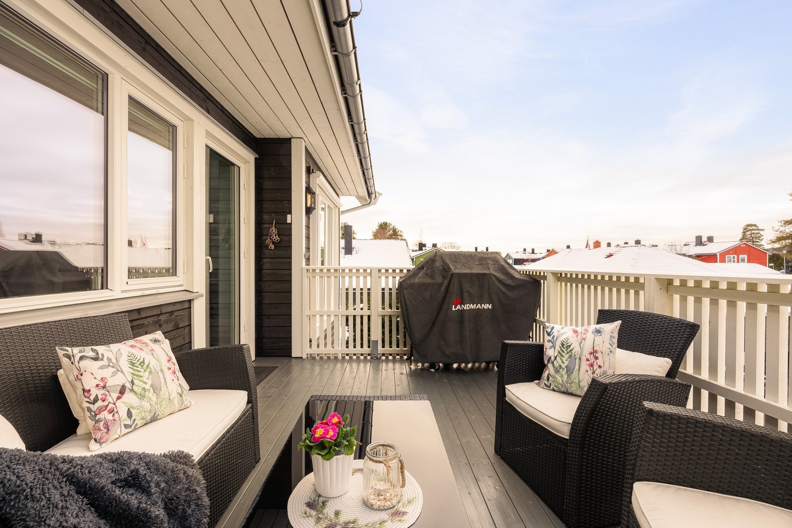 Balkongen er utstyrt med utelys og utvendige stikkontakter, noe som gjør det enkelt å tilrettelegge for belysning, varmelampe eller elektrisk grill. Galleribilde