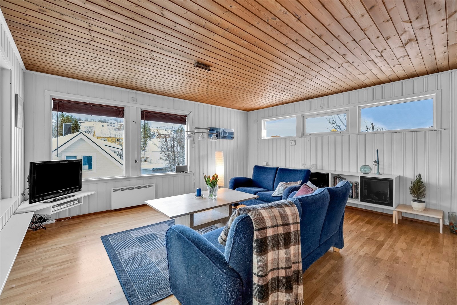 Lys og trivelig stue med store vindusflater. Galleribilde