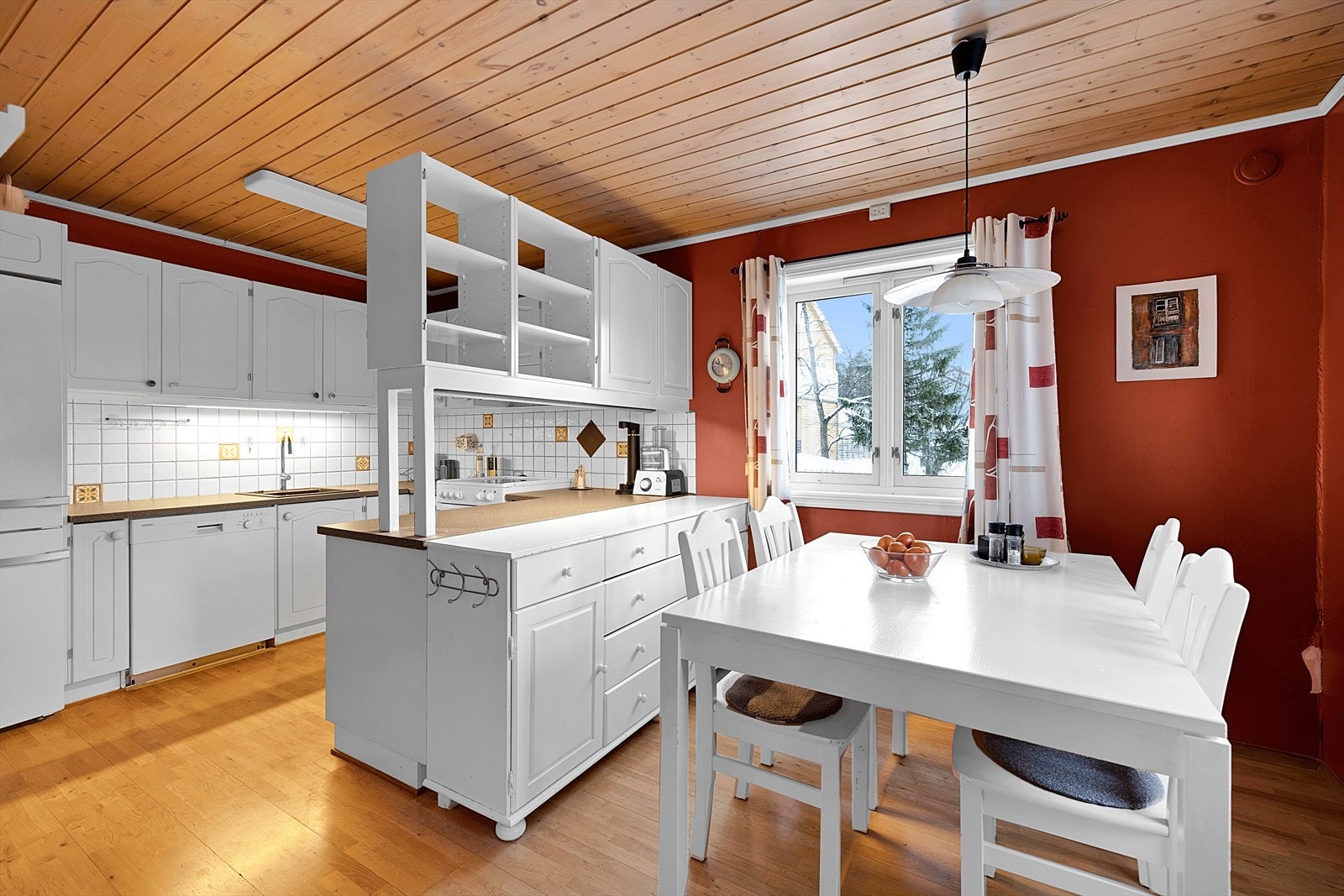 Innholdsrikt kjøkken med gode arbeidsforhold og plass til spisebord. Galleribilde