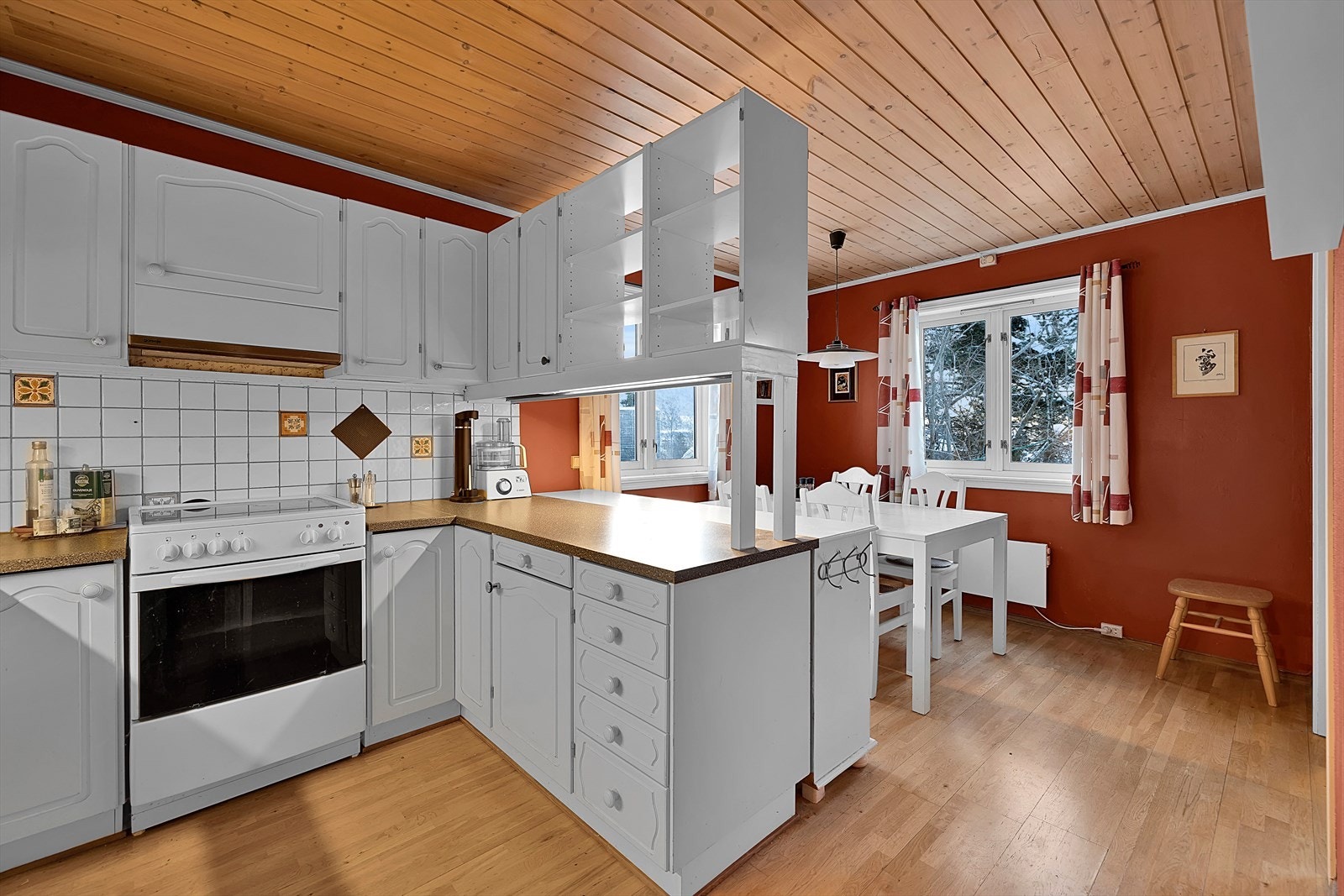 Plass til spisebord på kjøkkenet. Galleribilde