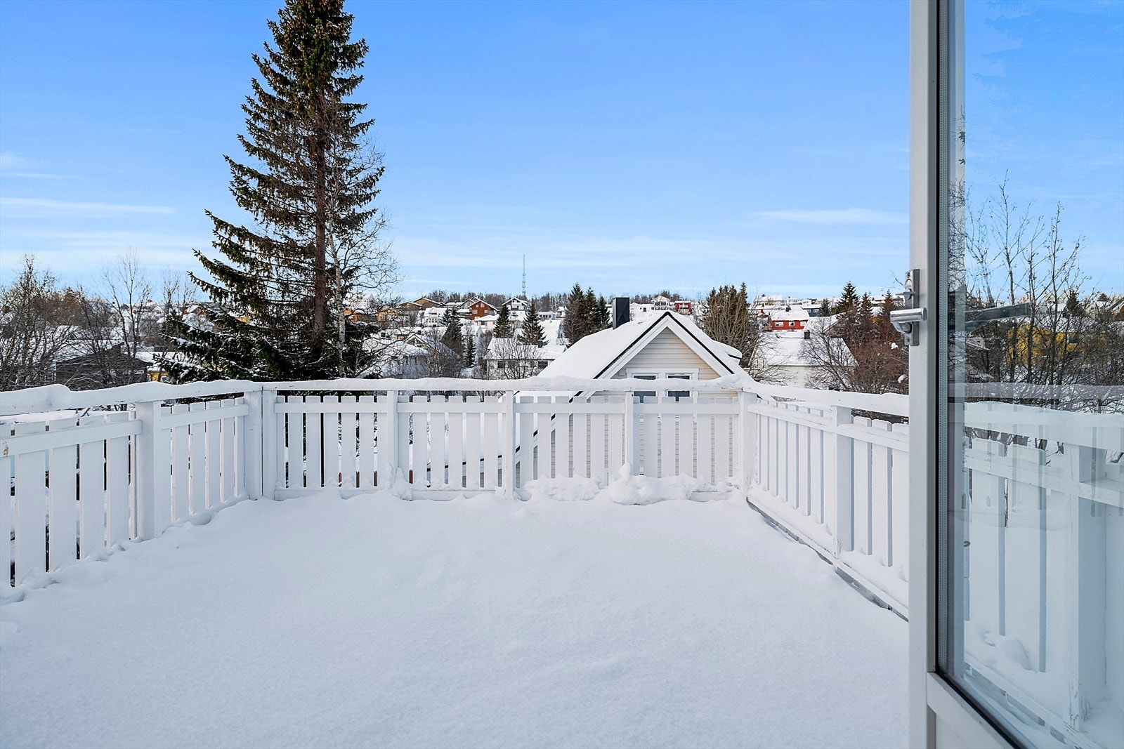 Solrik terrasse mot vest - skjermet fra trafikk. Galleribilde