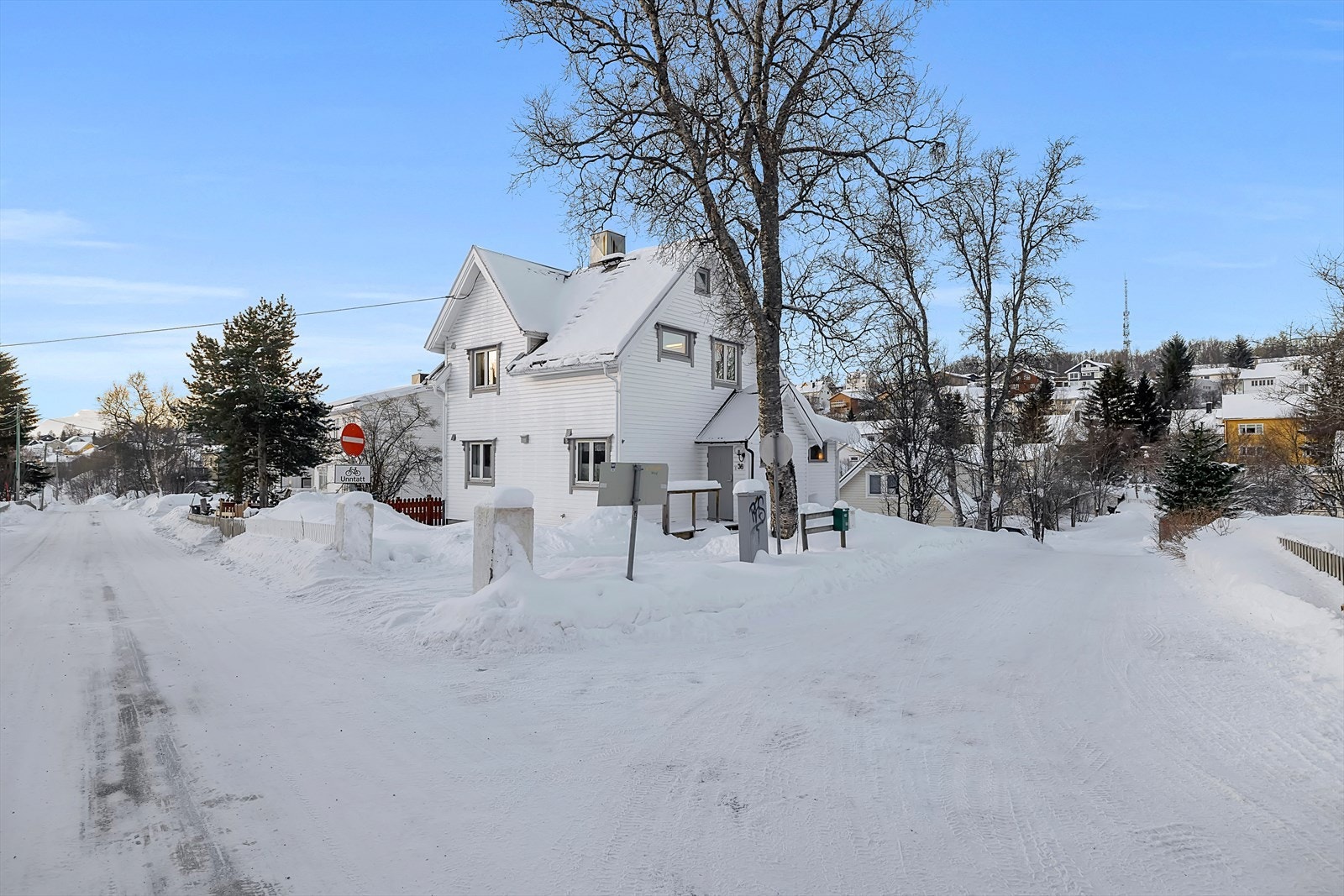 Boligen ligger på hjørnetomt i søndre del av Alfheimvegen. Galleribilde