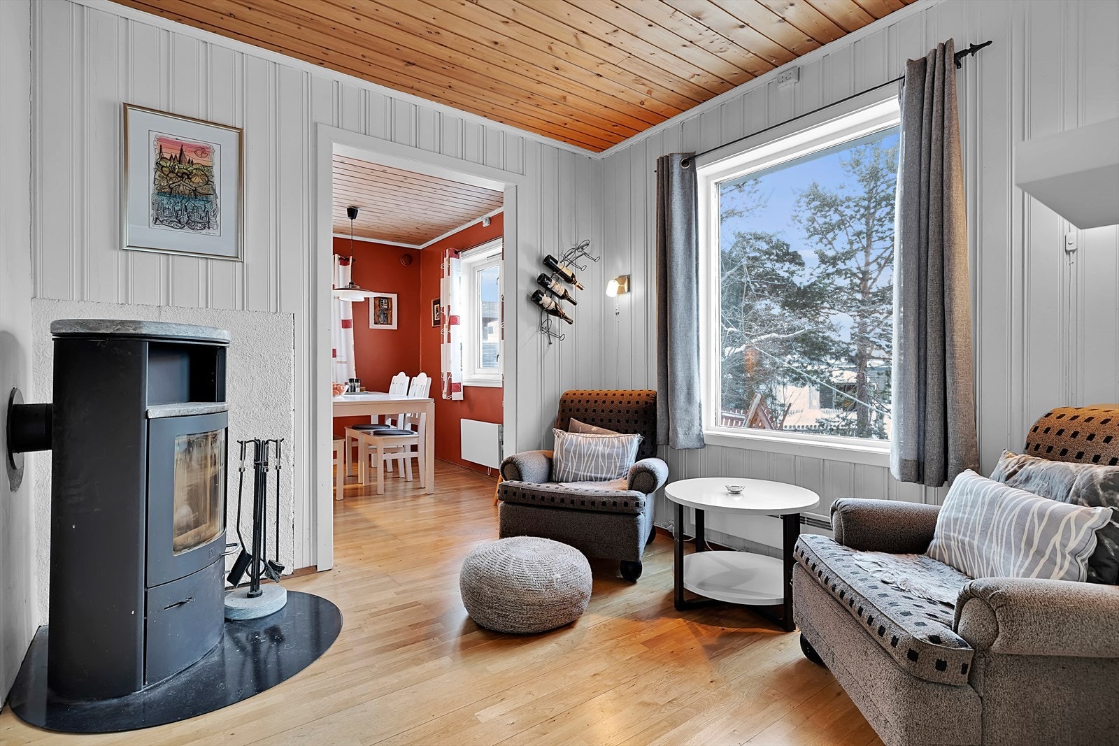 Stue/mellomgang med vedfyring. Galleribilde