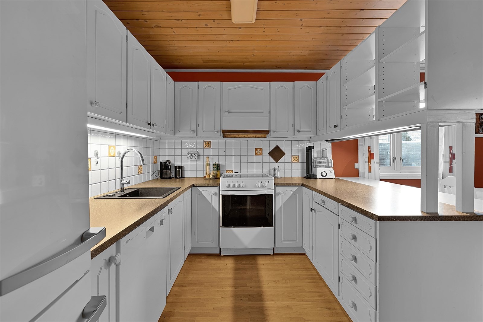 Innholdsrikt kjøkken med gode arbeidsforhold. Galleribilde