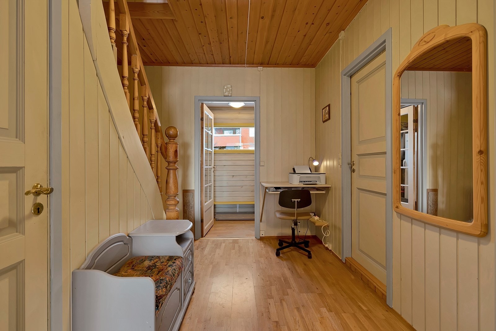 Entré og trapp til 2. etasje - dør til vaskerom. Galleribilde