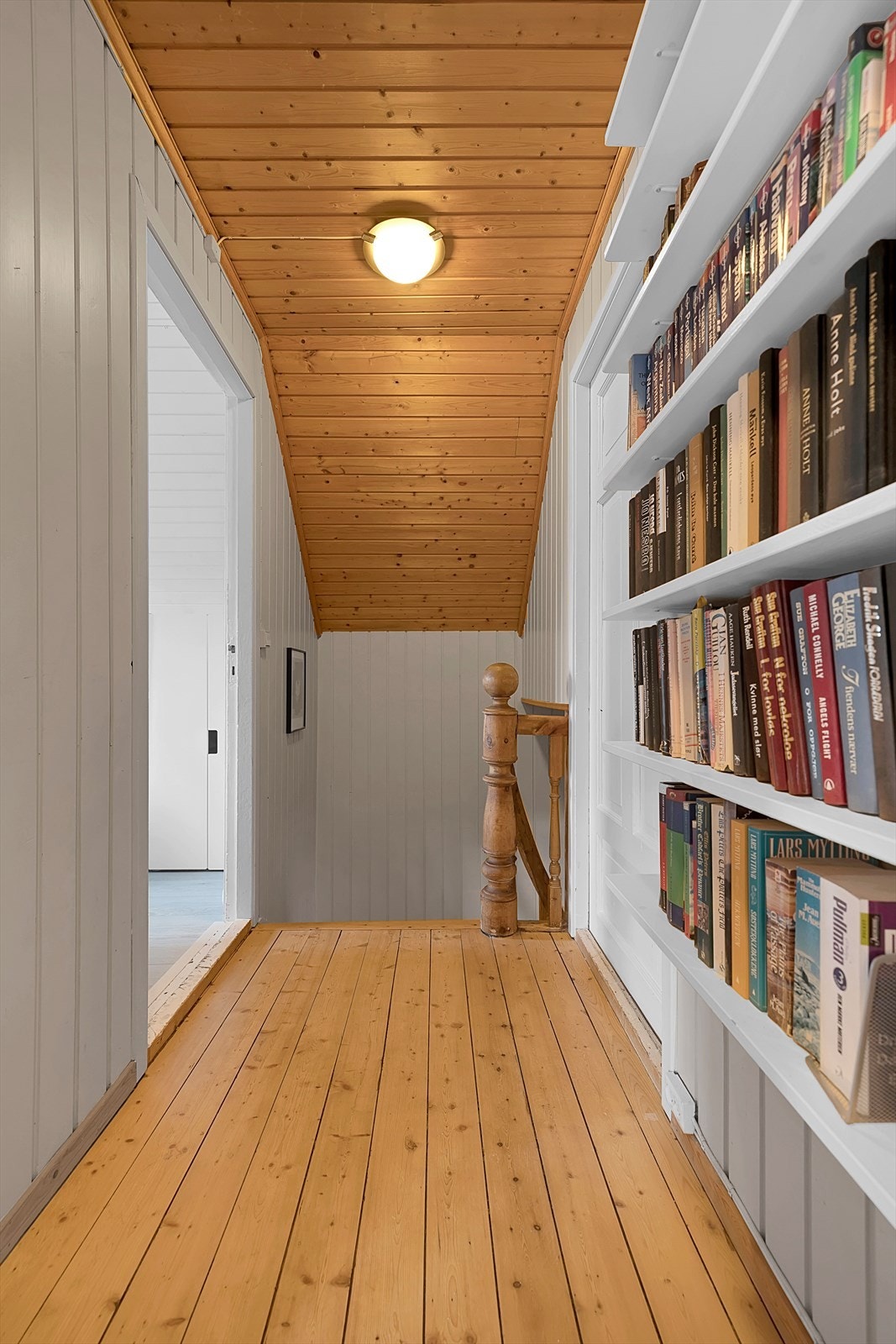 Lofts-/soveromsgang. Galleribilde