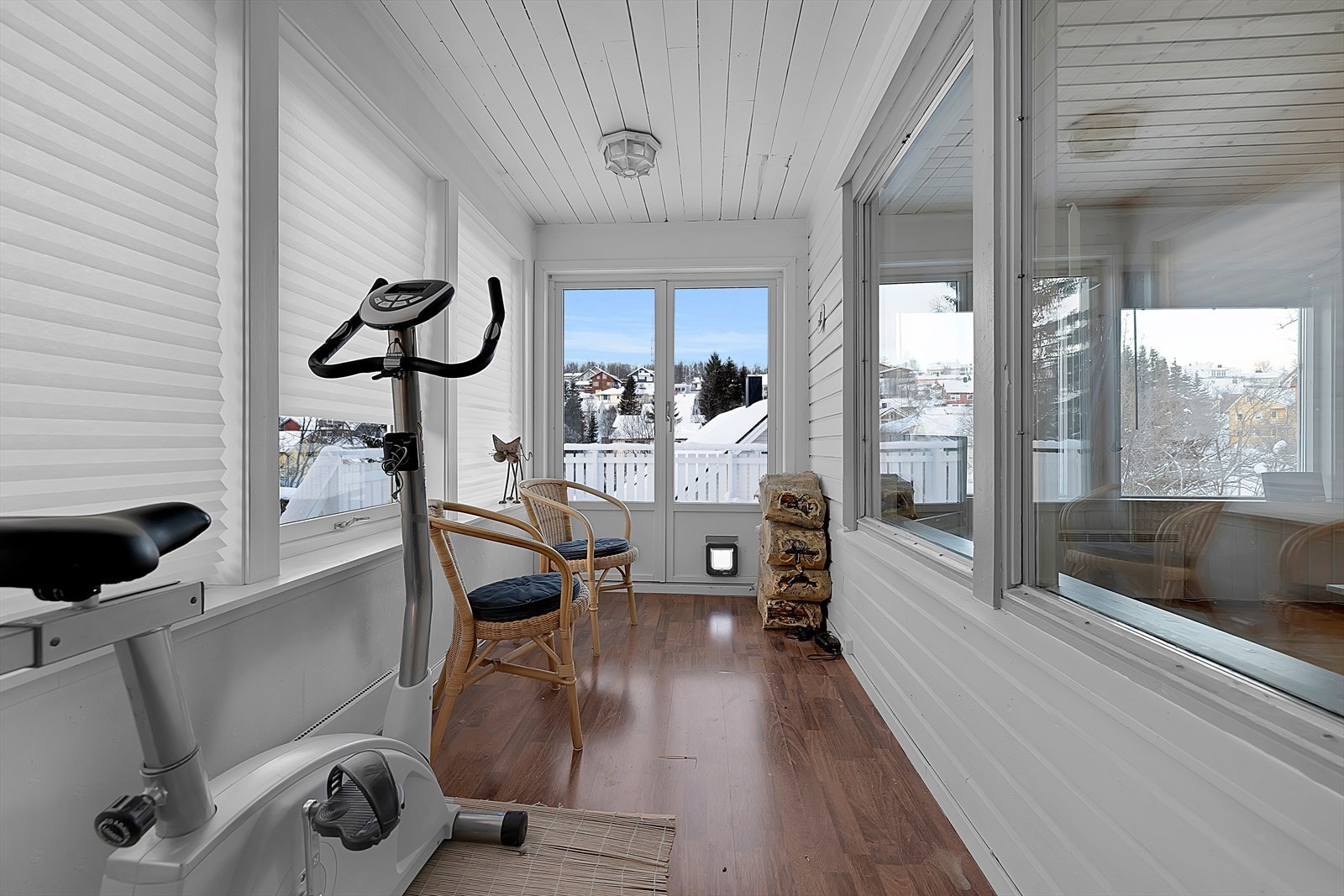 Vinterhage med utgang til vestvendt terrasse. Galleribilde