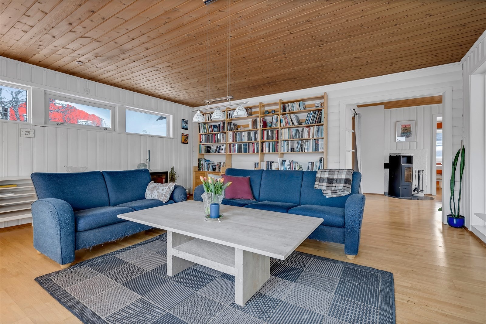 Stor dagligstue i tilbygg. Galleribilde