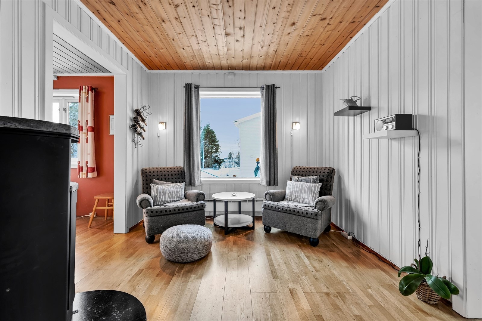 Sittegruppe i stue/gang ved kjøkkenet. Galleribilde