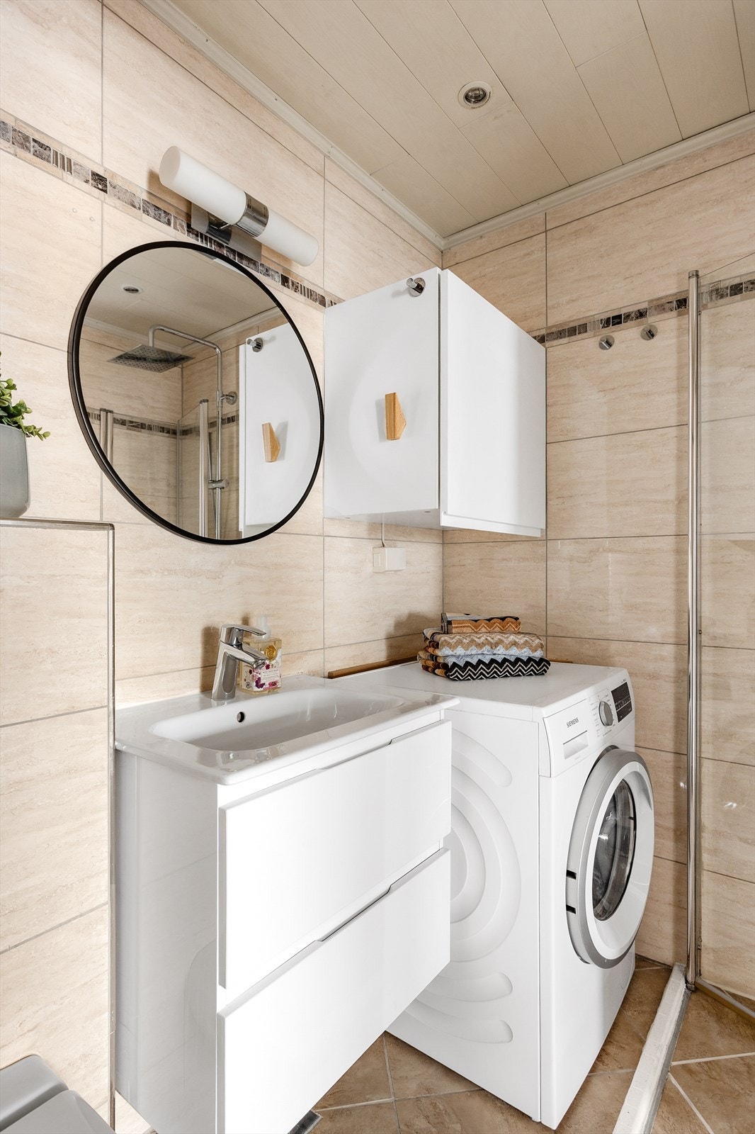 Her er det også opplegg for vaskemaskin og god oppbevaring i baderomsinnredningen. Galleribilde