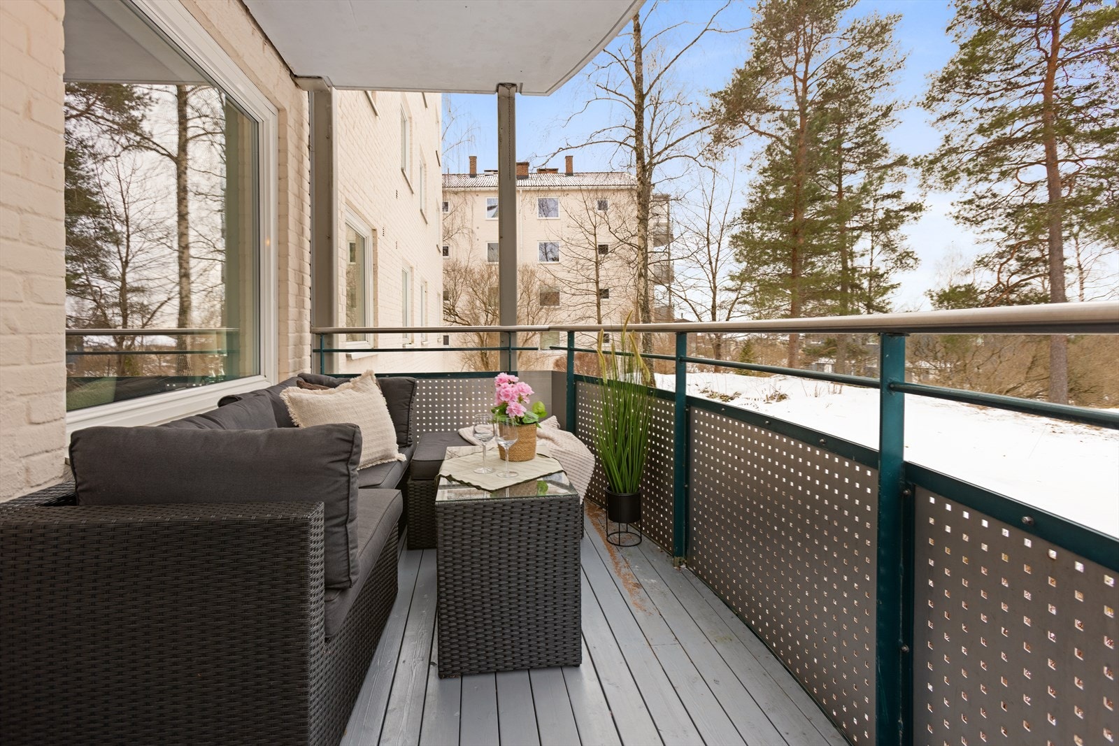 Balkongen er et hyggelig uterom med god plass til en sittegruppe. Galleribilde