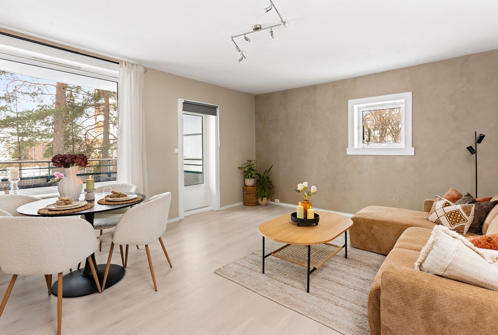 Fra stuen er det direkte utgang til en privat og usjenert uteplass. Galleribilde