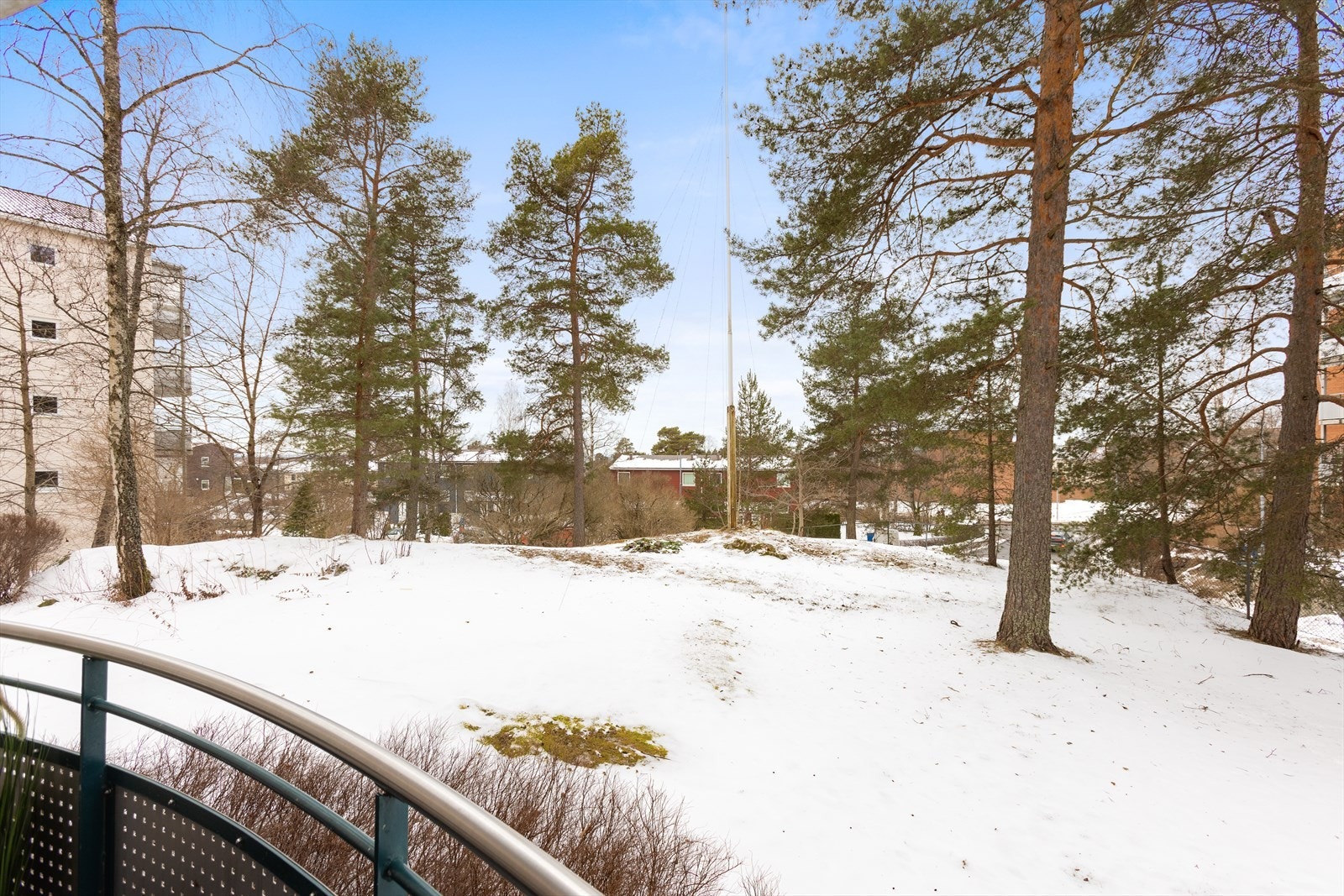 Herfra har du utsyn over borettslagets grønne og rolige fellesarealer. Galleribilde
