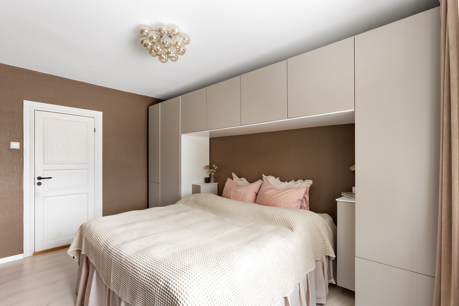 Garderoben utnytter takhøyden fullt ut og gir rikelig med lagringsplass. Galleribilde