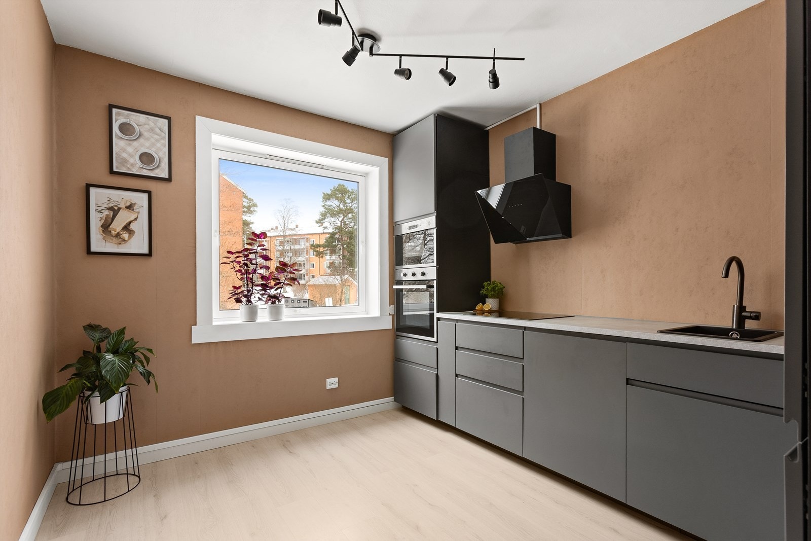 Kjøkkenet har rikelig med skap- og benkeplass, og et stort vindu gir godt arbeidslys. Galleribilde